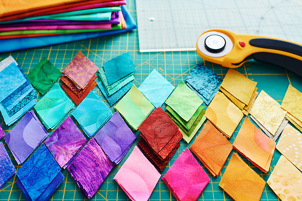 포토 JPG 해외이미지 전통 패턴 장신구 자 취미 사람없음 쌓기 매트 도구 직물 면 칼날 바느질 천 회전 다이아몬드 마름모 흙더미 수공예 커터 퀼트 핸드메이드 해외202310 해외포토 도형 무늬 모션 문구용품 흙 보석 공예 파일형식 더미