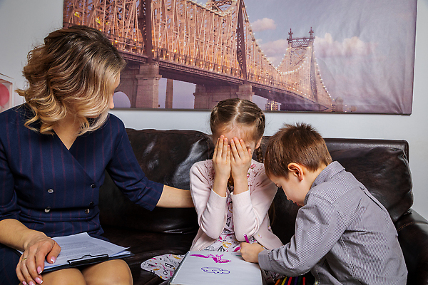 포토 JPG 해외이미지 딸 감정 어린이 통신 가족 친절 스트레스 피곤 대화 사람 앉기 치료 세명 믿음 듣기 환자 도움 좌절 울음 무서움 상담 문제 돌봄 심각 어려움 우울증 지원 트러블 헬프 동정 안락 심리치료 해외202310 해외포토 컨셉 의학 관계 모션 표정 말하기 질병 심리 파일형식