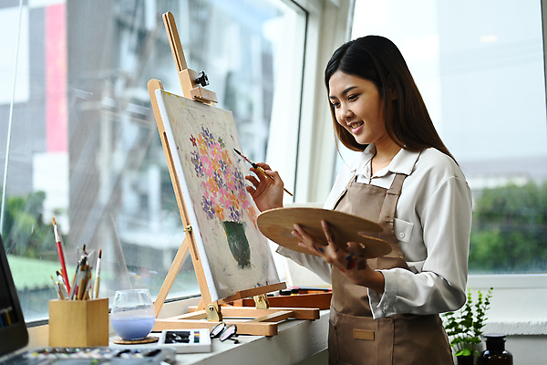 포토 JPG 해외이미지 여자 한명 동양인 상반신 성인 반사 꽃병 앞치마 붓 그리기 작업실 팔레트 창가 이젤 그림 작품 연필꽂이 캔버스 성인여자한명만 해외202310 해외포토 1 꽃 창문 모션 문구용품 미술 사람 인종 미술도구 여자한명만 성인여자만 파일형식