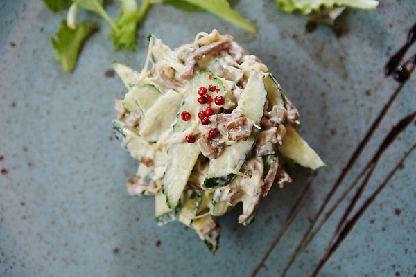 포토 JPG 해외이미지 전통 접시 음식 조각 백그라운드 다이어트 채소 재료 부분 탁자 양파 건강 육류 돼지고기 요리 사람없음 목재 빨간색 초록색 식당 식사 저녁식사 샐러드 소고기 추위 흰색 신선 맛 자르기 혀 먹기 향신료 완두콩 피클 마요네즈 점심식사 러시아인 삶기 섞기 절임 해로움 맛있는 해외202310 해외포토 서양인 나무 식기 컬러 가구 컨셉 식재료 모션 콩 상점 입 소스_음식 향미료 파일형식