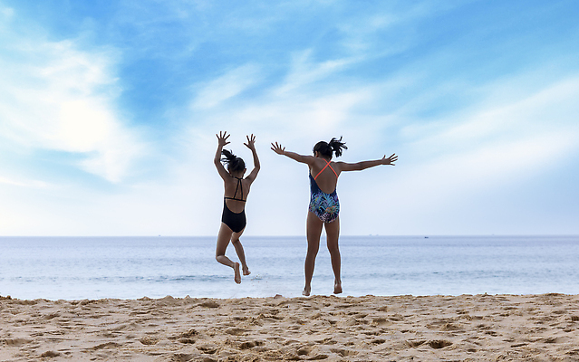 포토 JPG 해외이미지 라이프스타일 딸 행복 어린이 모래 바다 여행 가족 자연 놀이 휴가 휴식 함께함 사랑 사람 동양인 소년 야외 두명 달리기 햇빛 맑음 점프 일몰 기쁨 자유 그룹 흥분 언니 카피스페이스 해외202310 해외포토 남자 감정 컨셉 관계 모션 날씨 인종 생활 태양 노을 공백 생태계 자매 파일형식