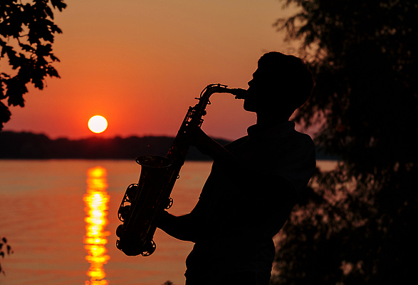 포토 JPG 해외이미지 직업 남자 실루엣 악기 음악 손가락 자연 놀이 하늘 기술 그림자 미술 한명 사람 소년 야외 물 여름 강 태양 반사 일몰 공연 음악가 기구 우아함 색소폰 예술가 열정 재즈 놋쇠 블루스 플레이어 해외202310 해외포토 자연요소 1 손 계절 감정 어린이 컨셉 문화예술 촬영기법 이벤트 노을 목관악기 생태계 파일형식