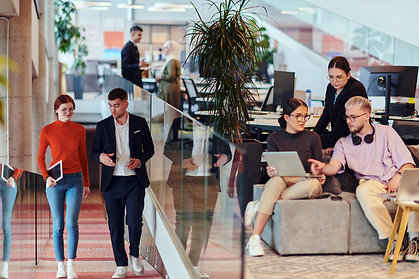 포토 JPG 해외이미지 비즈니스 사업가 통신 성공 아이디어 사람 여러명 사무실 환경 성장 작업 작업실 계획 대표 토론 분석 동료 약혼 문제 문제풀이 해결 진행 혁명 개발 시너지 의사결정 네트워킹 콜라보레이션 브레인스토밍 자극 해외202310 해외포토 직업 다수 결혼 컨셉 관계 네트워크 약속 파일형식