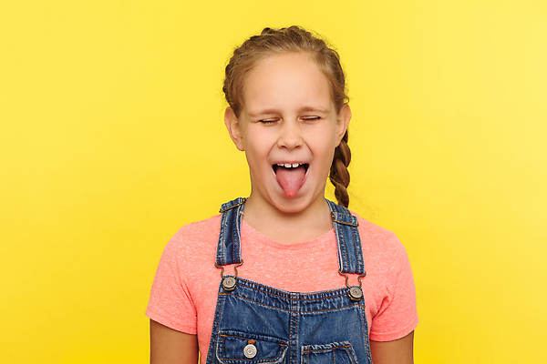 포토 JPG 해외이미지 백인 여자 어린이 장난 실내 한명 사람 기쁨 표현 우승 유머 찡그림 핥기 시원함 흥분 긍정 보여주기 유인원 불만 고립 노란배경 승자 엮은 해외202310 해외포토 서양인 1 감정 백그라운드 컨셉 포유류 모션 표정 내부 노란색 최고 파일형식