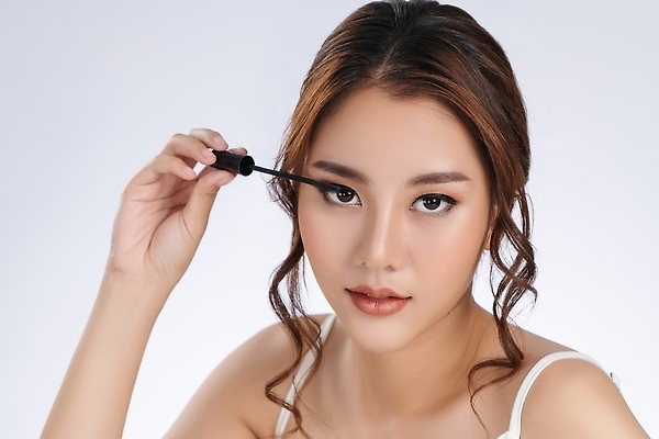 포토 JPG 해외이미지 여자 한명 들기 동양인 상반신 성인 앞모습 화장 뷰티 마스카라 바르기 눈화장 성인여자한명만 해외202310 해외포토 1 뷰포인트 모션 사람 인종 화장품 여자한명만 성인여자만 파일형식