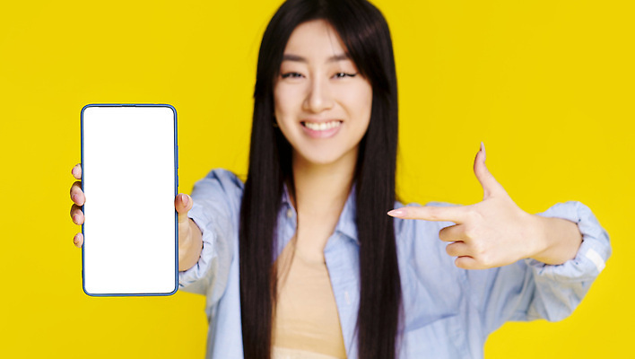 포토 JPG 해외이미지 템플릿 디자인 여자 행복 비즈니스 모바일 실내 한명 미소 동양인 스마트폰 핸드폰 노란색 세일 디지털 스크린 공백 표현 잡기 발표 메시지 어플리케이션 연결 전화기 알림 흥분 전자 보여주기 고립 소셜미디어 승자 목업 카피스페이스 셀룰러 밀레니얼 해외202310 해외포토 1 감정 컬러 모션 표정 사람 인종 내부 경제 전자제품 스마트기기 파일형식