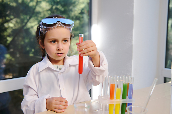 포토 JPG 해외이미지 학생 라이프스타일 여학생 교육 초등학생 어린이 교실 수업 실험 한명 사람 학습 스터디 유치원 젖음 실험복 액체 생명공학 과학자 분석 시험관 신학기 호기심 생물학 유리그릇 삼각대 발견 반응 피펫 화학자 해외202310 해외포토 직업 1 그릇 여자 감정 과학 컨셉 의학 학교 유리 실험기구 생활 가운 학자 파일형식