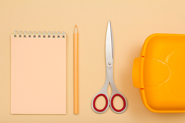 포토 JPG 해외이미지 문구용품 색연필 사람없음 책 스터디 연필 노란색 주황색 공책 공백 오브젝트 도시락통 파스텔톤 해외202310 해외포토 컬러 학용품 학습 필기구 용기_그릇 파일형식