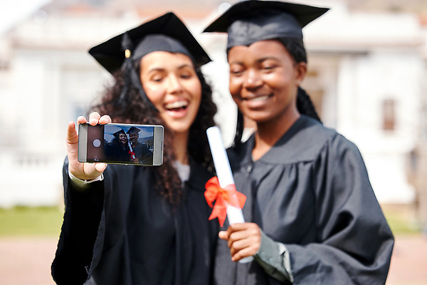 포토 JPG 해외이미지 백인 여자 흑인 학사모 학교 졸업식 졸업생 들기 상반신 성인 두명 앞모습 스마트폰 사진촬영 졸업가운 졸업장 성인여자만 해외202310 해외포토 서양인 모자_잡화 교육 뷰포인트 졸업 모션 사람 핸드폰 스마트기기 촬영 가운 여자만 성인만 파일형식