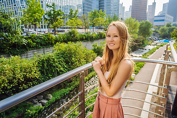 포토 JPG 해외이미지 서양인 나무 여자 길 여행 한국 한명 빌딩 성인 야외 잡기 청계천 풀숲 철제난간 성인여자한명만 해외202310 해외포토 외국인 식물 1 아시아 모션 서울 사람 건물 강 숲 랜드마크 여자한명만 성인여자만 파일형식