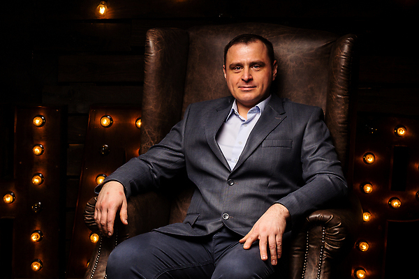 포토 JPG 해외이미지 백인 직업 라이프스타일 옷 남자 행복 유럽 얼굴 백그라운드 비즈니스 사업가 성공 한명 사람 앉기 정장 성인 금융 경제 사무실 뷰티 유행 검은색 재킷 잡기 비즈니스맨 자신감 우아함 가죽 경영자 안락의자 책임자 경영 고립 마케팅 스타일 해외202310 해외포토 서양인 1 감정 나라 컬러 컨셉 의자 모션 생활 신체부위 외투 직장인 리더 파일형식