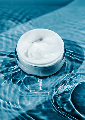 포토 JPG 해외이미지 물결 근접촬영 사람없음 물 고급 피부관리 파란배경 스킨케어 기초화장품 수분크림 해외202310 해외포토 자연요소 뷰포인트 백그라운드 컨셉 파란색 뷰티 화장품 파일형식