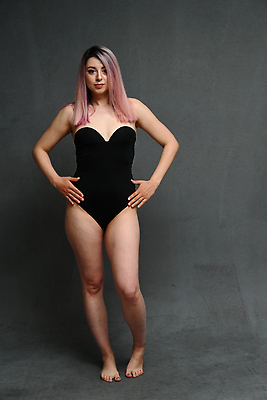 포토 JPG 해외이미지 여자 수영복 행복 백그라운드 신체 실내 한명 성인 앞모습 선글라스 뷰티 숫자 유행 화려 고급 제비꽃 가득함 파란배경 슛 길이 고립 스타일 해외202310 해외포토 문자 1 옷 꽃 감정 안경 뷰포인트 컨셉 사람 내부 파란색 파일형식