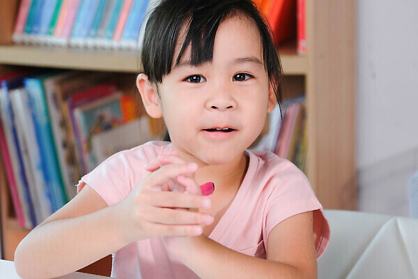 포토 JPG 해외이미지 학생 라이프스타일 여학생 여자 교육 딸 행복 어린이 백그라운드 교실 학교 가족 놀이 탁자 수업 주택 실내 한명 미소 사람 앉기 동양인 스터디 유치원 방 신학기 최초 개발 돌봄 초보 코로나바이러스 해외202310 해외포토 1 감정 가구 관계 모션 표정 인종 내부 건물 생활 학습 바이러스 파일형식