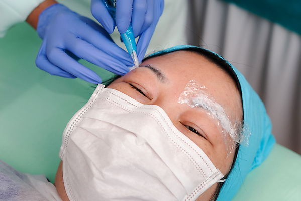 포토 JPG 해외이미지 직업 디자인 여자 얼굴 잉크 기술 병원 가면 한명 치료 뷰티 약 연필 의사 바늘 그리기 보호 미용사 눈썹 문신 피부 예술가 자수 순서 돌봄 코로나바이러스 해외202310 해외포토 1 컨셉 의학 모션 학용품 사람 신체부위 필기구 의료진 도구 바이러스 파일형식