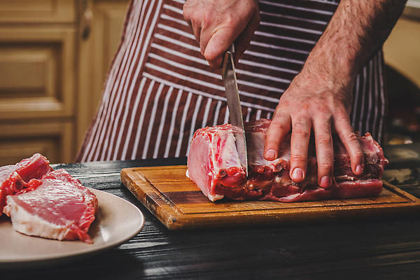 포토 JPG 해외이미지 손 남자 생고기 요리 한명 성인 잡기 자르기 식칼 나무도마 성인남자한명만 해외202310 해외포토 1 모션 주방용품 도마 육류 사람 목재 신체부위 남자한명만 성인남자만 파일형식