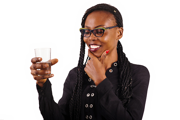 포토 JPG 해외이미지 모델 1 라이프스타일 손 응시 안경 얼굴 음료 포즈 백그라운드 셔츠 다이어트 유리 실내 피곤 한명 서기 미소 사람 옆모습 물 뷰티 유행 검은색 흰색 갈증 날씬함 팔 고립 스타일 해외202310 해외포토 자연요소 시선 잡화 뷰포인트 컬러 컨셉 상의 모션 재질 표정 건강 내부 생활 신체부위 몸매 파일형식