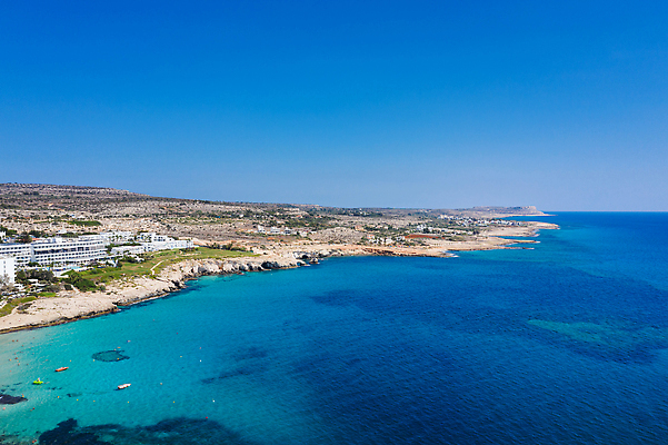 포토 JPG 해외이미지 바다 여행 하늘색 우산 건축양식 자연 호텔 휴가 휴식 안테나 파노라마 풍경 사람없음 물 여름 파란색 햇빛 환경 만 지중해 휴양지 장면 타운 석호 항공촬영 파라다이스 수평선 해외202310 해외포토 사이프러스공화국 자연요소 계절 건축 유럽 뷰포인트 컬러 컨셉 통신 숙소 촬영기법 태양 장소 도시 생태계 파일형식