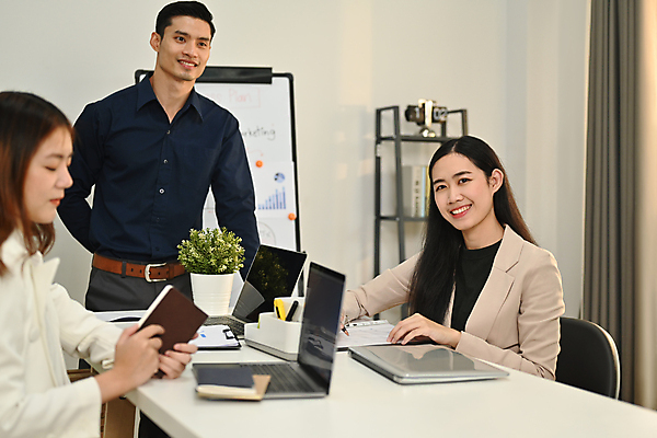 포토 JPG 해외이미지 응시 여자 남자 화초 의자 비즈니스 회의 선반 함께함 앉기 상반신 성인 옆모습 세명 노트북 공책 비즈니스맨 비즈니스우먼 그룹 책상 직원 성인만 해외202310 해외포토 식물 시선 뷰포인트 가구 컨셉 모션 문구용품 사람 전자제품 직장인 파일형식