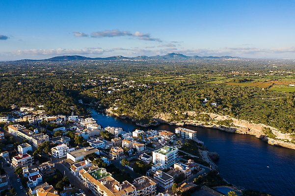 포토 JPG 해외이미지 유럽 바다 섬 여행 건축양식 자연 휴가 등대 안테나 풍경 사람없음 건물 물 여름 파란색 햇빛 환경 항구 바위 만 스페인 망토 지중해 휴양지 장면 타운 석호 항공촬영 수평선 해외202310 해외포토 자연요소 건축물 계절 건축 나라 뷰포인트 컬러 통신 교통시설 태양 장소 돌_바위 도시 생태계 파일형식