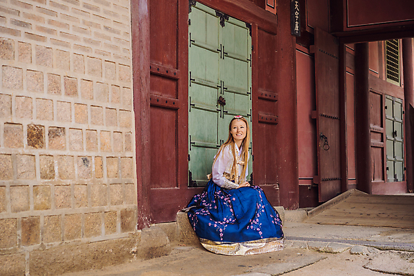 포토 JPG 해외이미지 전신 서양인 여자 여행 한명 앉기 성인 야외 문 한복 경복궁 성인여자한명만 해외202310 해외포토 외국인 1 한국전통 모션 한국 사람 궁전 전통의상 여자한명만 성인여자만 파일형식
