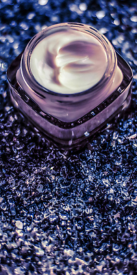 포토 JPG 해외이미지 사람없음 반짝임 고급 피부관리 스킨케어 기초화장품 보라색배경 수분크림 해외202310 해외포토 백그라운드 컨셉 모션 뷰티 보라색 화장품 파일형식