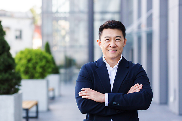 포토 JPG 해외이미지 응시 남자 한명 동양인 정장 상반신 성인 야외 앞모습 팔짱 비즈니스맨 출장 성인남자한명만 해외202310 해외포토 1 시선 옷 뷰포인트 비즈니스 모션 사람 인종 직장인 남자한명만 성인남자만 파일형식