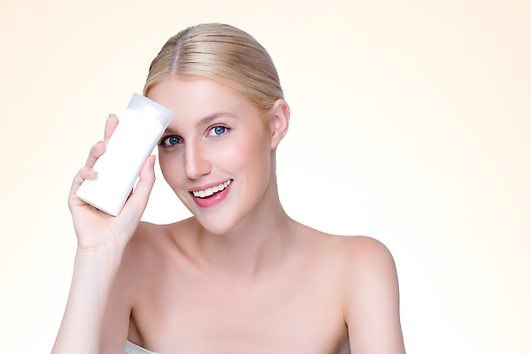 포토 JPG 해외이미지 응시 여자 한명 들기 상반신 성인 앞모습 뷰티 수분크림 튜브용기 성인여자한명만 해외202310 해외포토 1 시선 뷰포인트 모션 사람 화장품 용기_그릇 여자한명만 성인여자만 파일형식