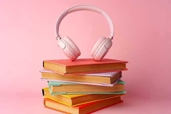 포토 JPG 해외이미지 분홍색 사람없음 책 학습 쌓기 헤드폰 오브젝트 오디오북 해외202310 해외포토 교육 컬러 음향기기 모션 파일형식
