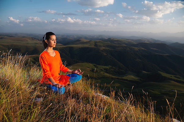 포토 JPG 해외이미지 라이프스타일 여자 선 스포츠 포즈 신체 요가 자연 아침 휴식 산 건강 연꽃 한명 사람 풍경 성인 야외 운동 화목 일몰 에너지 집중 연습 언덕 명상 위치 카피스페이스 아사나자세 해외202310 해외포토 주간 1 웰빙 꽃 컨셉 생활 노을 공백 요가자세 생태계 파일형식