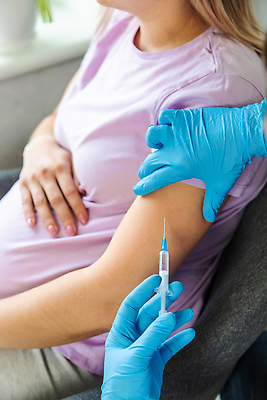 포토 JPG 해외이미지 손 배너 여자 엄마 건강 병원 주사기 가면 사람 사람없음 치료 약 건강관리 임산부 임신 환자 간호사 의사 바이러스 보호 질병 예방 태교 주사약 팔 돌봄 면역력 백신 예방접종 예방주사 인플루엔자 카피스페이스 코로나바이러스 해외202310 해외포토 컨셉 의학 가족 의료기기 모션 관리 신체부위 공백 의료진 접종 파일형식