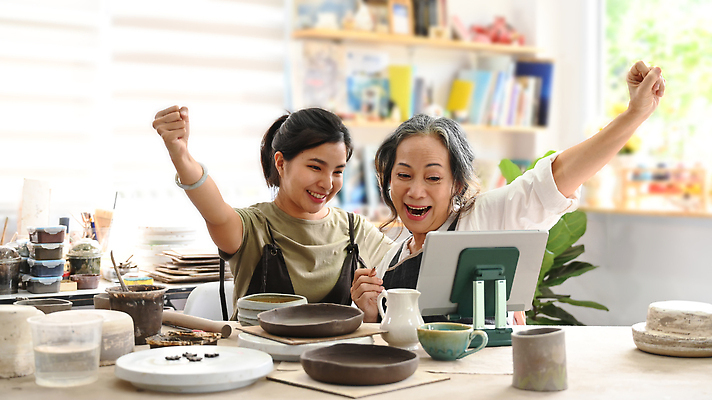 포토 JPG 해외이미지 그릇 여자 상반신 성인 취미 두명 옆모습 태블릿 손들기 앞치마 만세 도자기 도자기공예 집중 만들기 점토 진흙 수공예 도예가 성인여자만 도자기공방 해외202310 해외포토 직업 식기 뷰포인트 컨셉 모션 사람 전자제품 스마트기기 공예 여자만 성인만 파일형식