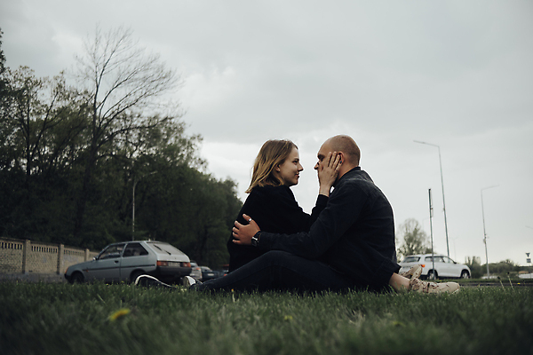 포토 JPG 해외이미지 백인 라이프스타일 커플 행복 데이트 관계 포옹 수염 사랑 한명 초록색 여름 금발 검은색 봄 대머리 힙스터 해외202310 해외포토 서양인 1 헤어스타일 계절 패션 감정 컬러 안기 사람 생활 파일형식
