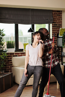 포토 JPG 해외이미지 커플 여자 남자 행복 화초 흑인 노래 창문 상반신 성인 두명 앞모습 소파 기쁨 청소 마이크 대걸레 성인만 해외202310 해외포토 서양인 식물 감정 음악 뷰포인트 음향기기 의자 관계 사람 청소도구 파일형식