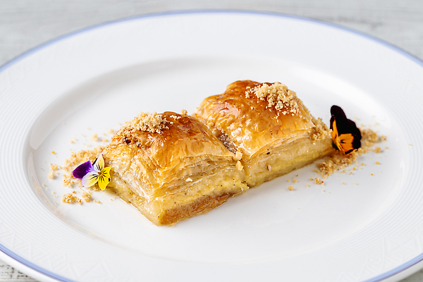 포토 JPG 해외이미지 전통 접시 문화 음식 백그라운드 아이스크림 디저트 이스탄불 사탕 요리 동양인 사람없음 식당 빵집 신선 달콤 맛 지중해 호두 시럽 동쪽 칠면조 라마단 셔벗 아랍어 페스츄리 피스타치오 개암 바클라바 맛있는 튀르키예 해외202310 해외포토 식기 열매 아시아 빵 바다 컨셉 조류 인종 상점 견과류 방향 파일형식