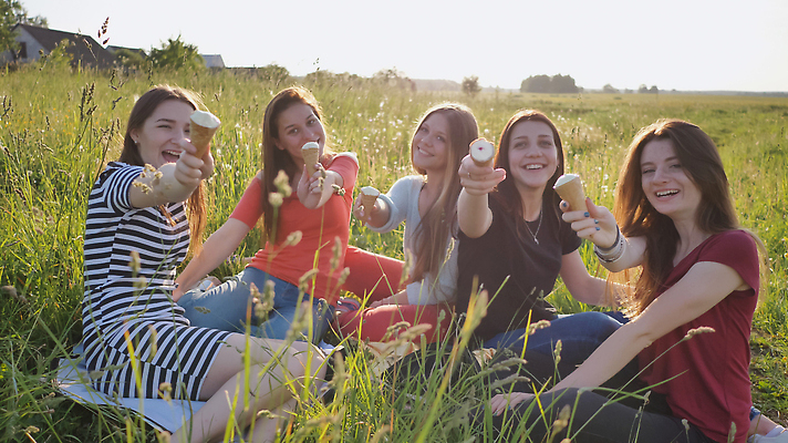 포토 JPG 해외이미지 학생 라이프스타일 여자 행복 바다 여행 포옹 휴가 아이스크림 디저트 건강 미소 웃음 사람 소녀 여러명 야외 여름 친구 파티 얼음 우정 자유 그룹 먹기 크림 흥분 다과 정확 해외202310 해외포토 자연요소 계절 감정 어린이 음식 다수 컨셉 관계 안기 모션 표정 이벤트 생활 파일형식