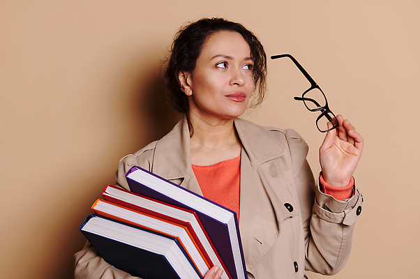 포토 JPG 해외이미지 백인 직업 학생 라이프스타일 교육 안경 중년 성공 갈색머리 고등학교 한명 책 독서 강사 교육자 교사 교수 자신감 우아함 도서관 볼륨 대학교 시력 문학 비전 다민족 가정교사 고립 백과사전 심각 지능 스타일 카피스페이스 표현성 해외202310 해외포토 서양인 1 헤어스타일 잡화 감정 컨셉 학교 사람 성인 생활 공백 사전 파일형식