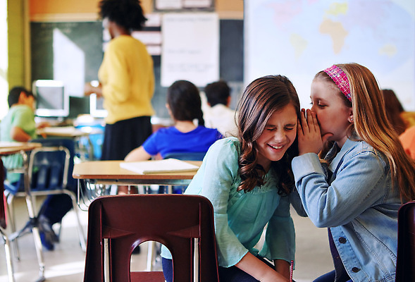 포토 JPG 해외이미지 백인 여자 어린이교육 남자 어린이 흑인 의자 교실 수업 웃음 앉기 소년 여러명 상반신 성인 옆모습 뒷모습 학습 스쿨라이프 교사 귓속말 책상 해외202310 해외포토 서양인 직업 라이프스타일 교육 뷰포인트 가구 다수 학교 모션 표정 사람 파일형식