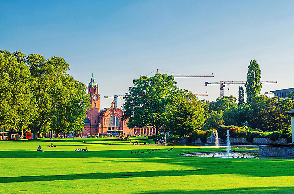 포토 JPG 해외이미지 나무 전통 외관 공원 유럽 문화 여행 백그라운드 건축양식 하늘 주택 독일 풍경 잔디 사람없음 건물 초록색 파란색 도시풍경 도시 센터 역사 역 장면 타운 랜드마크 바로크 옛날 스타일 해외202310 해외포토 식물 건축물 공공시설 건축 나라 컬러 교통시설 파일형식