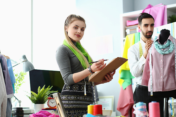 포토 JPG 해외이미지 직업 옷 여자 2 패턴 사업가 아침 새로움 함께함 실내 사람 사람없음 유행 기계 직물 업무 작업 작업실 선택 마네킹 바느질 토론 디자이너 수집 서비스 상담 그림 예술가 재단 재단사 부티크 스타일 해외202310 해외포토 주간 컨셉 무늬 내부 파일형식