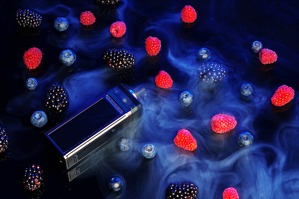 포토 JPG 해외이미지 사람없음 연기 파란배경 블루베리 산딸기 베리 블랙베리 니코틴 니코틴중독 전자담배 해외202310 해외포토 백그라운드 과일 담배 파란색 중독 파일형식