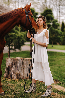 포토 JPG 해외이미지 전신 한마리 응시 여자 한명 성인 야외 목장 잡기 말_동물 성인여자한명만 쓰다듬기 해외202310 해외포토 1 시선 포유류 모션 사람 여자한명만 성인여자만 파일형식
