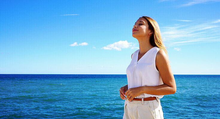 포토 JPG 해외이미지 백인 라이프스타일 여자 행복 여유 바다 여행 백그라운드 비즈니스 하늘 휴가 휴식 건강 한명 사람 야외 물 파란색 태양 뷰티 평화 맑음 고요 흰색 호흡 히스패닉 내추럴 카피스페이스 브라질사람 해외202310 해외포토 자연요소 서양인 1 감정 컬러 컨셉 날씨 생활 공백 파일형식
