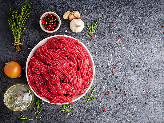 포토 JPG 해외이미지 그릇 백그라운드 양파 마늘 사람없음 빨간색 신선 올리브오일 소금 후추 로즈메리 다짐육 해외202310 해외포토 식기 컬러 채소 육류 기름_음식 허브 향신료 파일형식