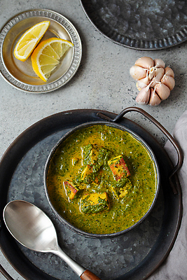 포토 JPG 해외이미지 치즈 사람없음 하이앵글 숟가락 레몬 향신료 인도음식 카레 시금치 통마늘 해외202310 해외포토 음식 뷰포인트 채소 과일 유제품 수저 마늘 동양음식 향미료 파일형식