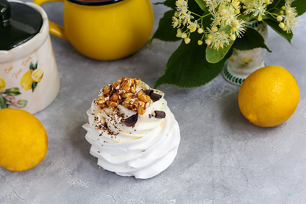 포토 JPG 해외이미지 사람없음 케이크 꽃병 달콤 레몬 휘핑크림 해외202310 머랭쿠키 해외포토 꽃 과일 디저트 쿠키 맛 크림 머랭 휘핑 파일형식