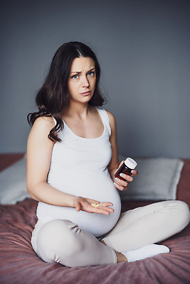 포토 JPG 해외이미지 백인 손 응시 여자 어린이 신체 가족 엄마 주택 갈색머리 실내 건강 한명 사람 앉기 성인 뷰티 알약 약 임산부 임신 침실 방 고통 분노 침대 아기 잡기 예측 불안 고민 준비 복부 해외202310 해외포토 서양인 1 헤어스타일 시선 감정 가구 컨셉 의학 관계 모션 내부 건물 신체부위 파일형식