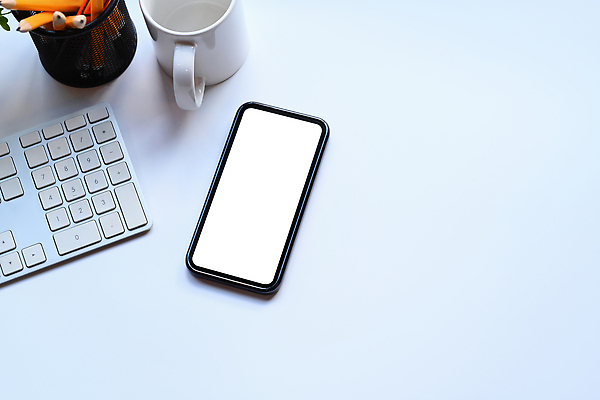 포토 JPG 해외이미지 사람없음 스마트폰 하이앵글 사무실 머그컵 키보드 오브젝트 흰배경 연필꽂이 해외202310 해외포토 뷰포인트 백그라운드 비즈니스 문구용품 컵 핸드폰 스마트기기 흰색 파일형식