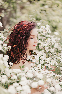 포토 JPG 해외이미지 여자 잎 한명 상반신 성인 야외 옆모습 뷰티 눈감음 봄 잡기 편안함 성인여자한명만 해외202310 해외포토 식물 1 계절 뷰포인트 모션 사람 감각 여자한명만 성인여자만 파일형식