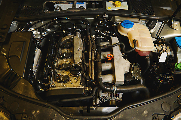 포토 JPG 해외이미지 직업 산업 비즈니스 부분 교통시설 자동차 한명 환경 상점 힘 기계 군인 장비 운전 덮개 공구 스패너 업무 작업 작업실 기술자 수리 역 휘발유 서비스 엔진 정비공 공학 모터 유지 디젤 설치 요금 자동 조율 철강 해외202310 해외포토 1 교육 육상교통 교통 모션 사람 뚜껑 도구 석유 시설 국군 파일형식